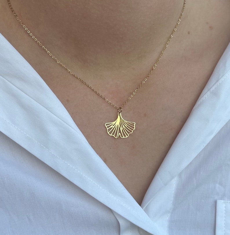 Graziosa collana di gingko biloba color oro o argento, fiore stilizzato, regolabile, idea regalo compleanno donna, consegna veloce immagine 1