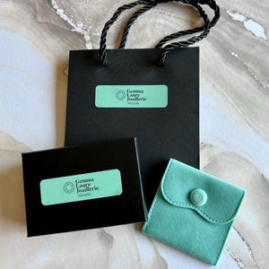 Bellissima collana con un raro ciondolo cammeo blu placcato oro, realizzata in Francia, di alta qualità, regalo di compleanno ideale per le donne, spedizione veloce. immagine 5