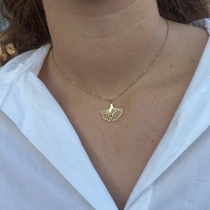 Graziosa collana di gingko biloba color oro o argento, fiore stilizzato, regolabile, idea regalo compleanno donna, consegna veloce immagine 3