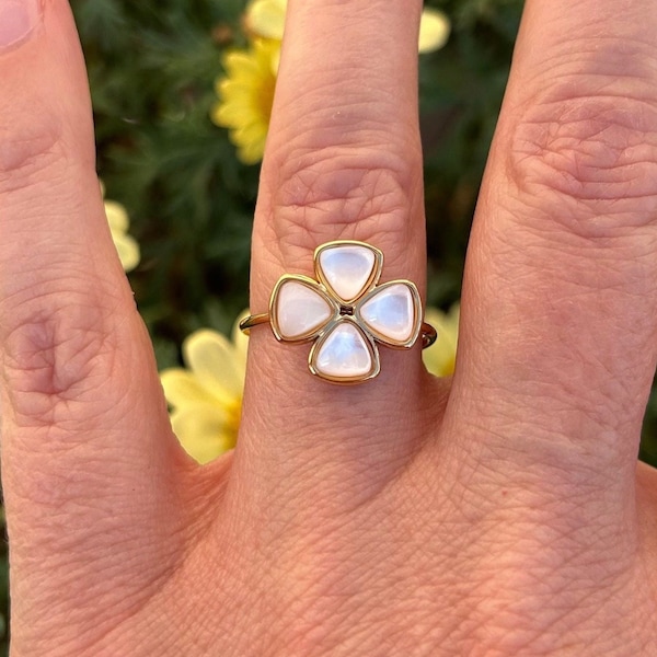 Jolie bague fleur trèfle blanche ou rose, ajustable, belle qualité, idée cadeau anniversaire fête des meres, envoi rapide