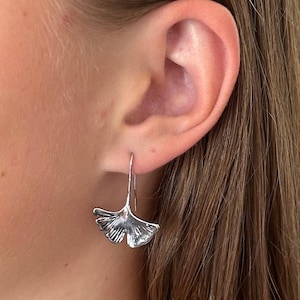Small silver or gold colored gingko biloba earrings, art nouveau style, good quality, women&#39;s birthday gift, fast shipping
