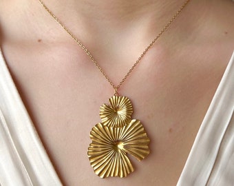 Joli collier fleur stylisée couleur or, réglable, idee cadeau femmes anniversaire, envoi rapide