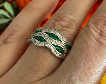 Magnificent solid silver ring in shiny emerald green, beautiful quality made in France, gift idea for wedding and engagement ring, fast shipping