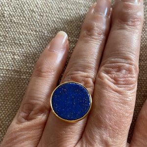 Bague disque dorée style Ginette, disc ring lapis lazuli nacre noire, pierre naturelle, réglable, idée cadeau femme, envoi rapide Bleu Lapis-lazuli