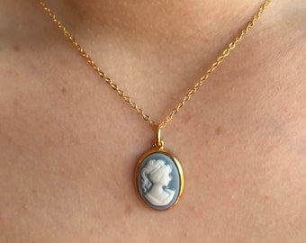 Collier avec un pendentif camée bleu plaqué or, rare et raffiné, made in France, belle qualité, idée cadeau femme, envoi rapide