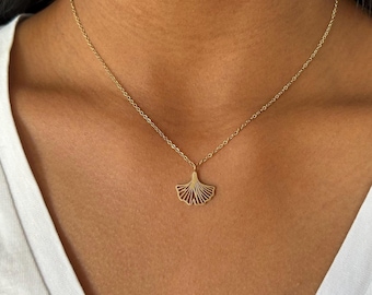 Graziosa e delicata collana con una piccola foglia di ginkgo biloba dorata, resistente all'ossidazione, regolabile, in stile Art Nouveau, ideale come regalo di compleanno o per la festa della mamma.