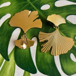 Boucles doreilles clips gingko dorées style Art Nouveau, fleur stylisée, belle qualité idee cadeau femmes boîte cadeau envoi rapide image 3