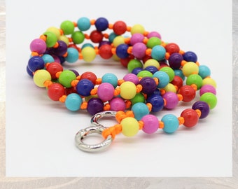 Lange Handykette „happy beads“  Holzperlen 10 mm, geknotet ,versilberte oder vergoldete Karabiner, Geschenkidee, Regenbogen, Längenauswahl