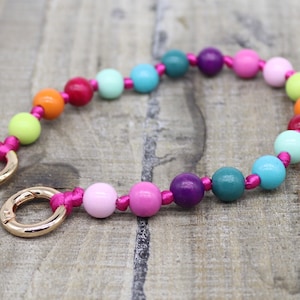 Schlüsselanhänger,  kurze bunte Handykette, Bunte Holzperlen, vergoldete Karabiner,