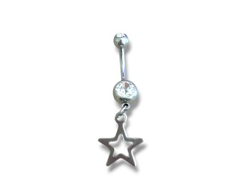 Könnte beinhalten: Ein silberfarbener Bauchnabelpiercing mit einem Sternanhänger. Der Ring hat oben einen klaren, runden Edelstein und in der Mitte einen größeren Edelstein. Der Sternanhänger ist ein einfaches, offenes Design.
