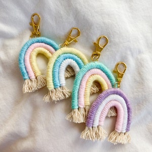 Makramee Regenbogen Schlüsselanhänger | Schlüsselanhänger Accessoire, Boho, Niedlich