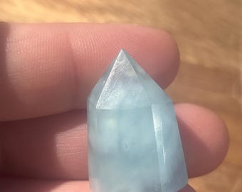 Miniatura de torre de aguamarina pulida, piedra natal de marzo, Colección de Cristal