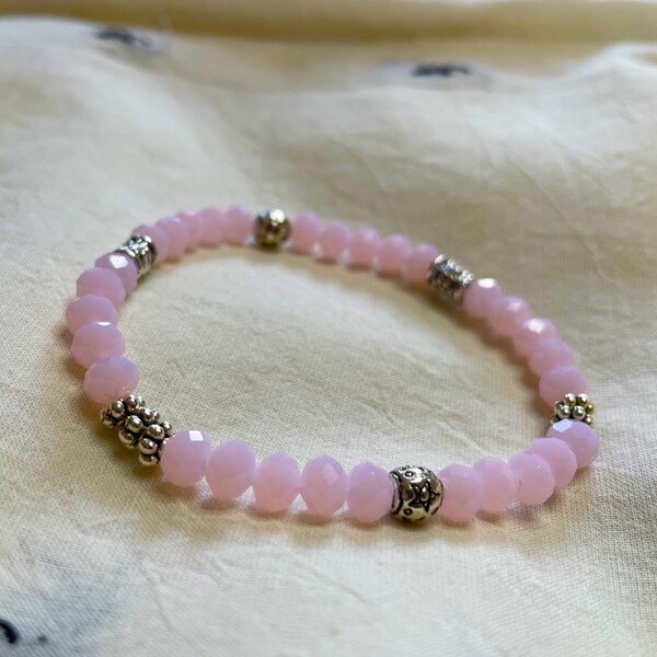 Bracelet fait main, cristal tchèque opaque rose pâle à facettes, perles intercalaires en argent vieilli