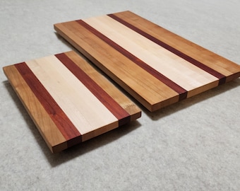 Conjunto de tábuas de corte artesanais em cerejeira, bordo e padauk com veios na borda | Tábua de 45,7 x 27,9 cm + mini tábua