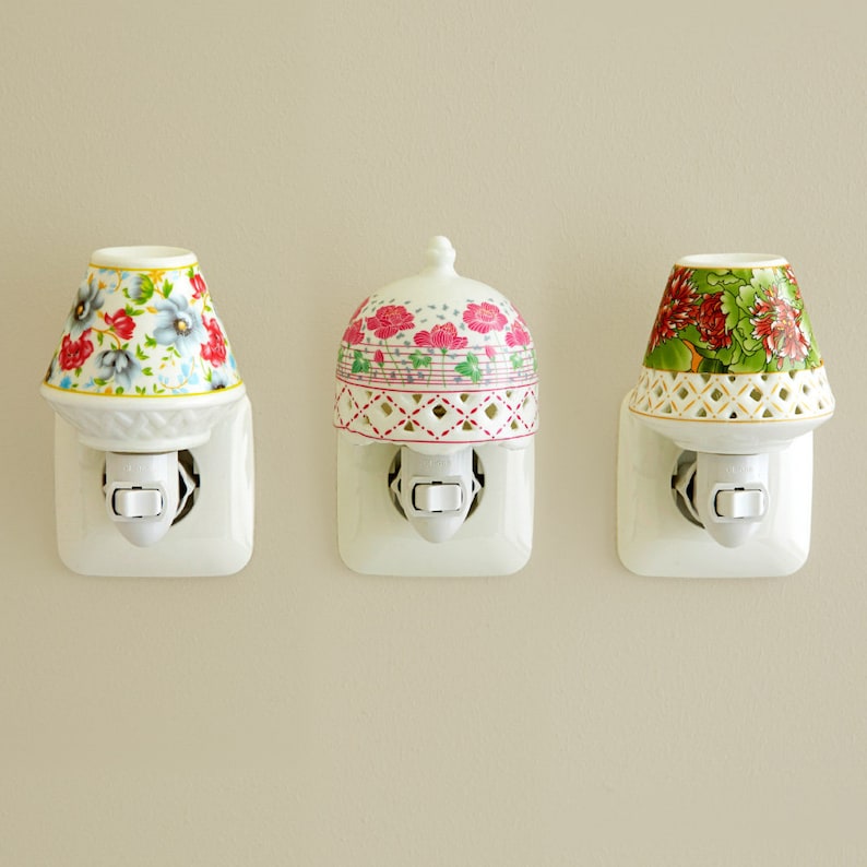 Pu&ograve; includere: Tre luci notturne a spina in ceramica bianca con motivi floreali. Ogni luce notturna ha un cavo bianco e un interruttore bianco.