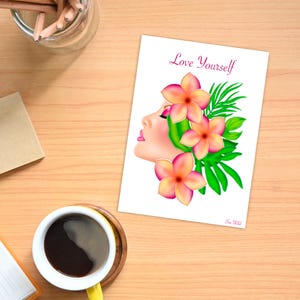 Carte illustrée “Love Yourself” – Femme florale tropicale – Message d’amour de soi – Illustration artistique imprimée - 13x18cm