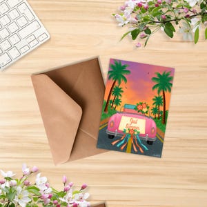 Tropische zomerillustratie – Just Summer-kaart met roze vintage auto, palmbomen en kleurrijke lucht – Vakantiesfeer - 13x18cm