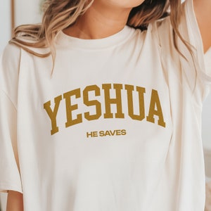 Yeshua - Él salva - Estilo universitario - Biblia SVG PDF PNG Christian Cricut archivo