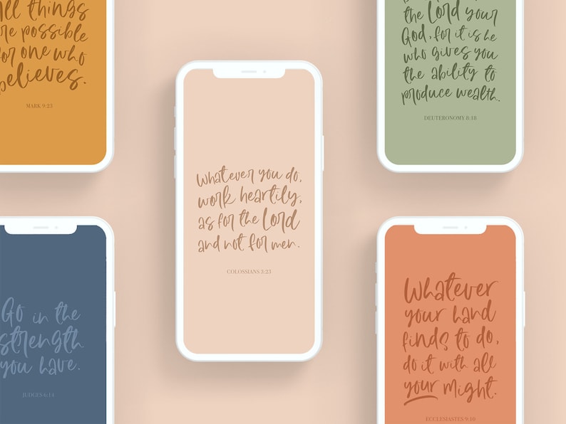 Puede incluir: Cinco fondos de pantalla para tel&eacute;fono con citas inspiradoras y vers&iacute;culos b&iacute;blicos en una fuente manuscrita. Las citas son: "Todo es posible para el que cree." Marcos 9:23, "Ve en la fuerza que tienes." Jueces 6:14, "Todo lo que hagas, hazlo de coraz&oacute;n, como para el Se&ntilde;or y no para los hombres." Colosenses 3:23, "El Se&ntilde;or tu Dios, porque &eacute;l es quien te da la capacidad de producir riqueza." Deuteronomio 8:18, "Todo lo que tu mano encuentre para hacer, hazlo con todas tus fuerzas." Eclesiast&eacute;s 9:10.