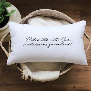 Puede incluir: Almohada blanca con texto negro que dice "Pillow talk with God, sweet dreams guaranteed!"