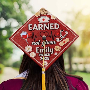 Personalisierter Krankenschwester-Abschluss-Cap-Topper, RN-Grad-Cap-Topper, benutzerdefinierter Nursing-Graduation-Cap-Topper, um Ihren großen Tag zu feiern, Klasse von 2025