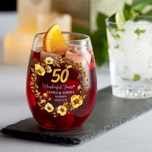 Spersonalizowany kieliszek do wina na 50. rocznicę ślubu, spersonalizowany kieliszek na rocznicę dla pary, 50 wspaniałych lat z imionami i datą