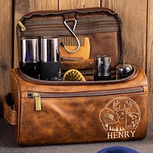 Benutzerdefinierte Namen Jagd Leder Kulturtasche, Hirsch Truthahn und Barsch Fischen Leder Kulturtasche, Vatertagsgeschenk, Geschenk für die Jagd Papa