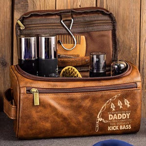 Personalisierte Wir sind süchtig Der Beste Vater Keine Forelle Darüber Sie Totally Kick Bass Kulturtasche, Angeln Vater, Vatertagsgeschenk, Geschenk für Vater