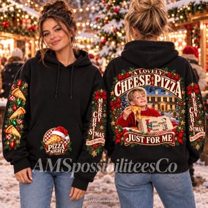 Puede incluir: Una sudadera negra con capucha que muestra a un niño comiendo pizza con el texto A LOVELY CHEESE PIZZA JUST FOR ME y LITTLE NERO'S PIZZA. Las mangas tienen porciones de pizza y el texto MERRY CHRISTMAS YA FILTHY ANIMAL.