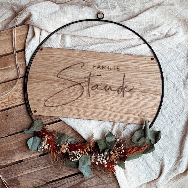 Familienschild mit Metallring und Holzelement | Flowerhoop | Türdeko | Türkranz | Boho