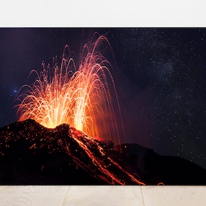 Vulkanplakat, Fotodruck Vulkanexplosion bei Nacht, Fine Art Fotografie