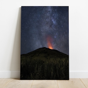 Fotodruck, Vulkan mit Sternenhimmel, Stromboli-Kunstfotografie