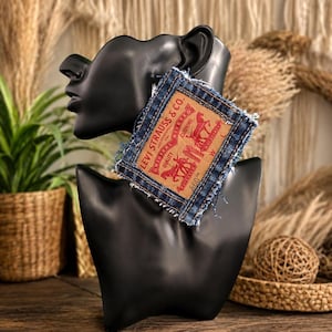 Opvallende denim oorbellen met Levi's-patch