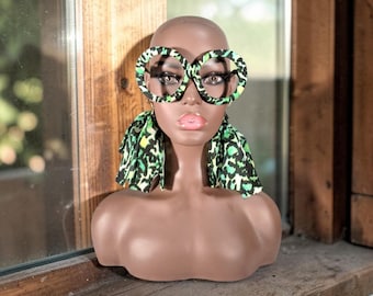 Conjunto de monturas de gafas y pendientes de moda