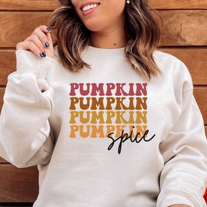 パンプキン スパイス スウェットシャツ、パンプキン シーズン、パンプキン スウェットシャツ、感謝祭スウェットシャツ、秋の雰囲気、レトロな秋のシャツ、秋の雰囲気、秋のギフト