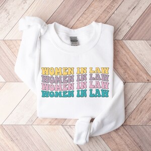 Sudadera de Mujeres en Derecho, Abogada, Regalo Graduado de la Facultad de Derecho, Camisa Paralegal, Estudiante De Derecho, Sudadera Retro Lawyer, Regalo De Abogado