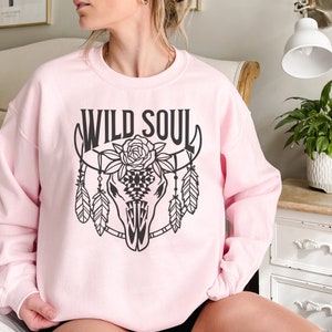 Sudadera Wild Soul, Calavera De Vaca, Calavera De Vaca Floral, Western Graphic Crewneck, CalaEra De Toro, Estética Vaquera, Sudadera Howdy, Preppy Western