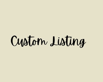 Può includere: Testo "Custom Listing" in corsivo nero su uno sfondo beige chiaro.