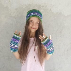 Women&#39;s Beret and Gloves Hand Warmer-Hand Knitted, 100% Wool, Cosy, Patterned Design, Green, Blue, Pink, Fair Trade Hat, Warm, Pom Pom
