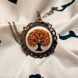 Collar de ramos bordado a mano, Collar bordado a mano, Joyería bordada, Collar de bordado floral, Colgante bordado, Hecho a manoGüeña