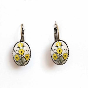 Art deco earrings, Flowered Earrings, Broken china jewelry, China Earrings, Sea Glass-Annes lace vintage earrings,  daisy, handmade earrings