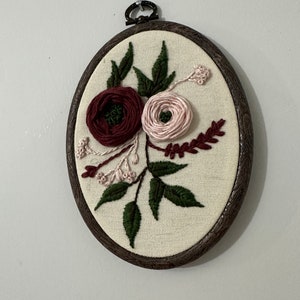 Hand Embroidered Wall Board-Daisy Embroidery hoop art, embroidery flowers, embroidery art, Aesthetic Wall Art -Hand Embroidered Home Art