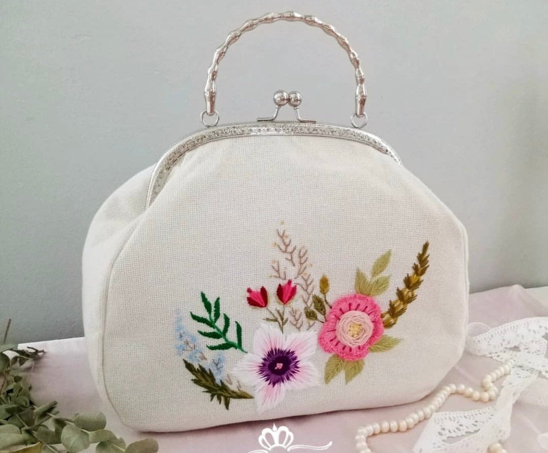 Maydear Embroidery Coin Purse Kits for Beginners, Handmade DIY Embroidered Clutch with All Supplies, Bamboo Embroidery Hoops, Tools, English