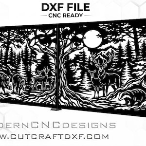 Op de afbeelding: Zwart metalen CNC-klaar poortontwerp met een bosscène met herten, wilde zwijnen en een das. Het ontwerp bevat bomen, een volle maan en de tekst "DXF FILE - CNC READY" bovenaan. De onderkant van de poort heeft de tekst "MODERN CNC DESIGNS" en een websiteadres.