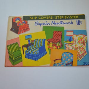 Op de afbeelding: Een rechthoekig instructieboekje getiteld SLIP COVERS-STEP-BY-STEP Superior Needlework 10 cents, met kleurrijke illustraties van diverse fauteuils met verschillende stofpatronen, waaronder gestreepte en bloemmotieven op een lichte achtergrond.