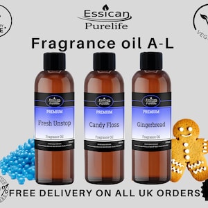 Pu&ograve; includere: Tre bottiglie di vetro marrone con etichette dorate e testo bianco. Le bottiglie sono etichettate "Fresh Unstop", "Candy Floss" e "Gingerbread" e sono etichettate come "Premium Fragrance Oil".