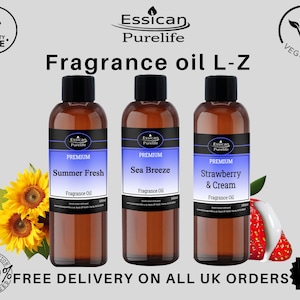 Op de afbeelding: Drie amberkleurige glazen flesjes met geurolie, gelabeld met "Summer Fresh", "Sea Breeze" en "Strawberry & Cream". Elk flesje heeft een wit etiket met het Essican Purelife-logo en de woorden "Premium Fragrance Oil".