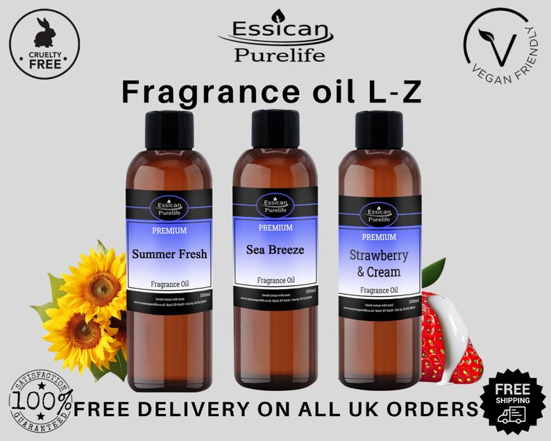 Op de afbeelding: Drie amberkleurige glazen flesjes met geurolie, gelabeld met "Summer Fresh", "Sea Breeze" en "Strawberry & Cream". Elk flesje heeft een wit etiket met het Essican Purelife-logo en de woorden "Premium Fragrance Oil".