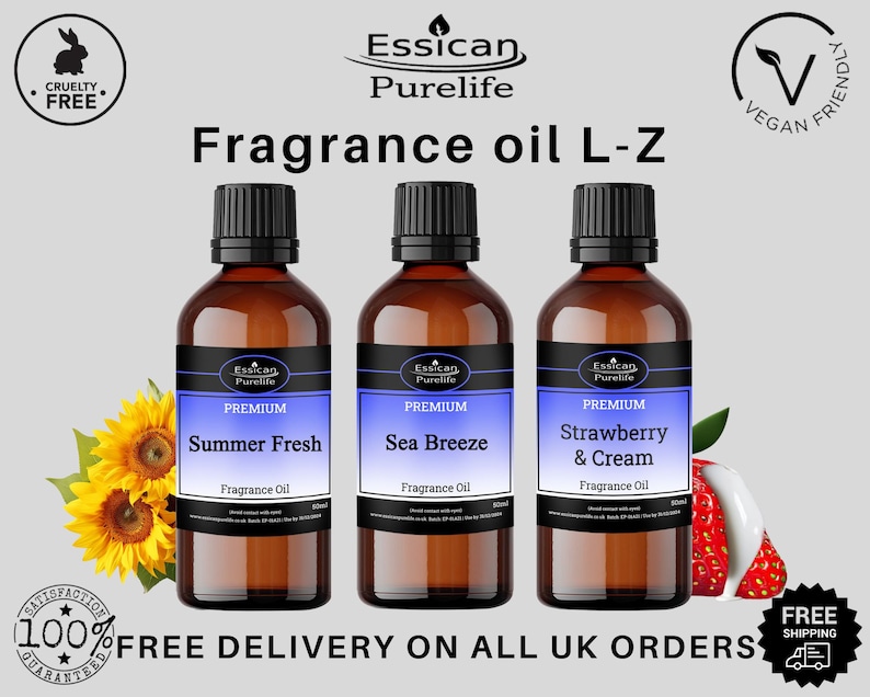 Pu&ograve; includere: Tre bottiglie di vetro marrone con tappi neri ed etichette bianche. Le etichette riportano "Essican Purelife Premium" e elencano i profumi di olio di fragranza: "Summer Fresh", "Sea Breeze" e "Strawberry & Cream".