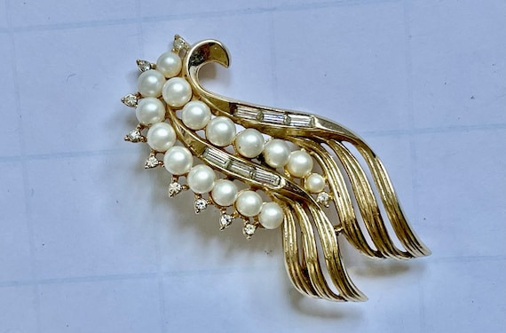 Vintage Crown Trifari Pearl and Rhinestone Pin - image 1